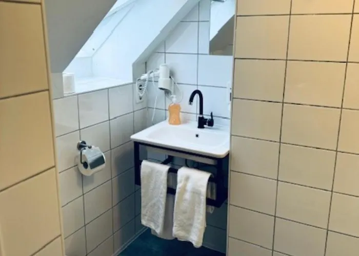 Отель Charlton 3*