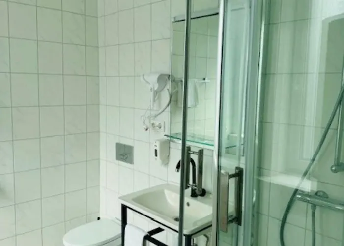 Отель Charlton 3*